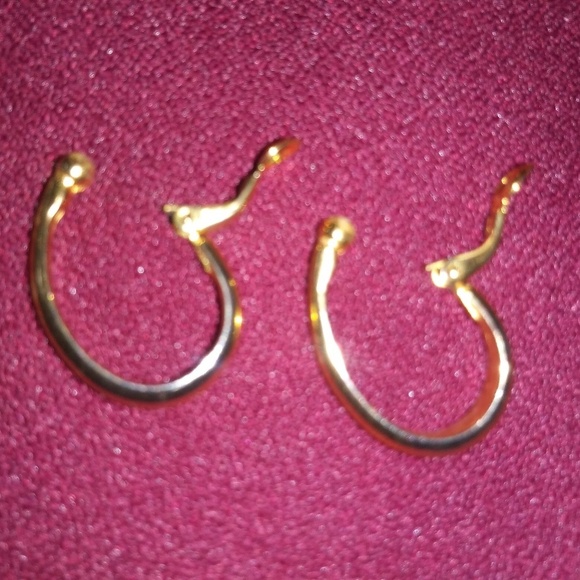 Vintage gold tone clip on earrings - Picture 2 of 3